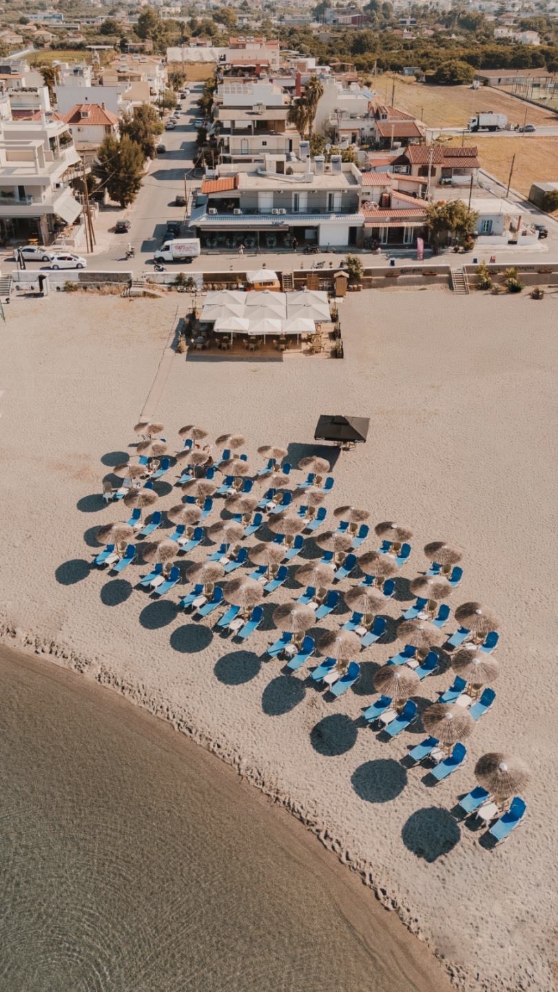 Άνετες ξαπλώστρες δίπλα στη θάλασσα